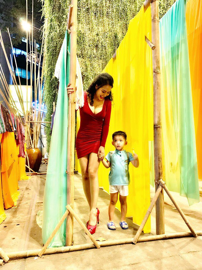 Sao Việt 24h: Phi Thanh Vân trông như amp;#34;người khổng lồamp;#34; bên cạnh con trai - 3