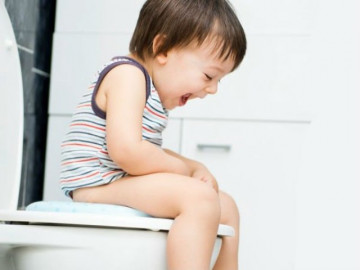 Trẻ bị táo bón kéo dài vì sao mẹ bổ sung chất xơ rất nhiều mà không khỏi?