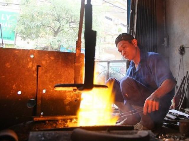 Bếp lửa bập bùng, rộn ràng tiếng đe, tiếng búa ở làng làm dao kéo những ngày giáp Tết