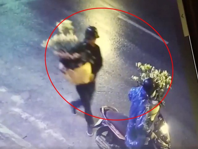 Cận Tết, hết trộm thịt lợn, giờ đến cảnh 2 thanh niên đi xe máy cuỗm cả hoa tết