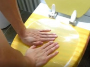 Nhà đẹp - Dùng băng dính dán kín bồn cầu, 5 phút sau chồng gọi vợ vào xem điều đặc biệt