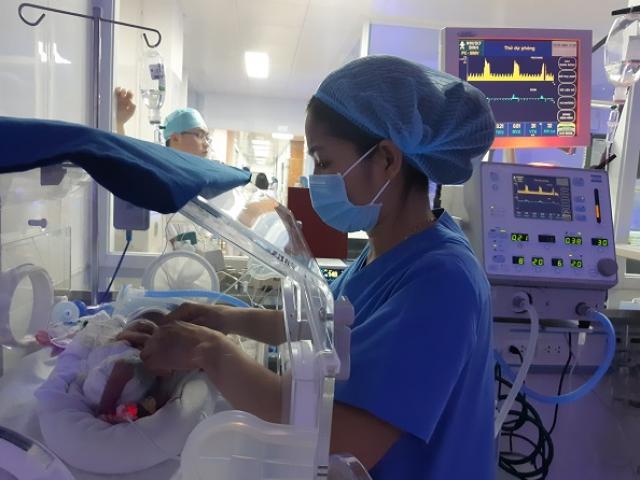 Tết nơi những em bé bằng cổ tay giành giật sự sống: Ở lại ăn Tết cùng mẹ con nhé