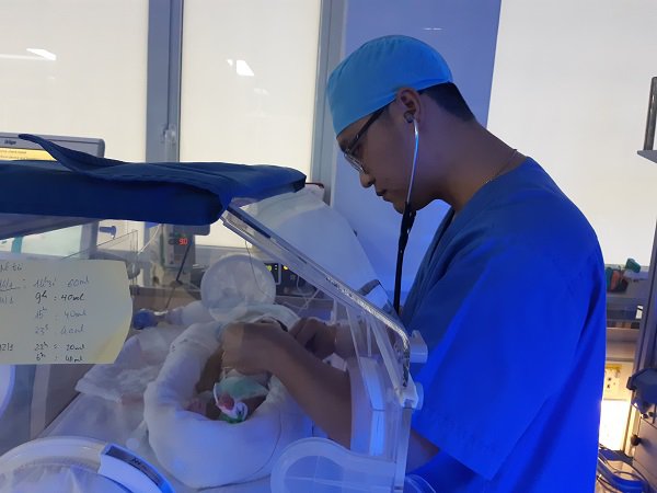 Tết nơi những em bé bằng cổ tay giành giật sự sống: “Ở lại ăn Tết cùng mẹ con nhé” - 7