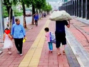 Làm mẹ - Một bức ảnh hai số phận và bài học bố mẹ cần dạy con về nghị lực sống