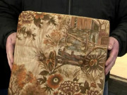 Tin tức - Mua chiếc sofa cũ với giá rẻ bèo, người đàn ông choáng váng khi thấy thứ bên dưới đệm