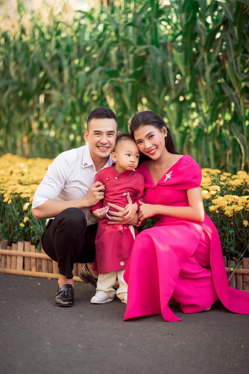 Có thể nói, gia đình của cặp đôi Lương Thế Thành – Thúy Diễm cùng “cục cưng” Bảo Bảo luôn là một trong những hình mẫu gia đình nghệ sĩ trọn vẹn và lý tưởng được nhiều khán giả mến mộ và chú ý nhất của showbiz Việt. 
