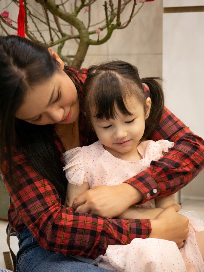 Phương Vy cùng chồng và con gái gói bánh chưng, chia sẻ cảm nhận của ông xã về Tết Việt - 7