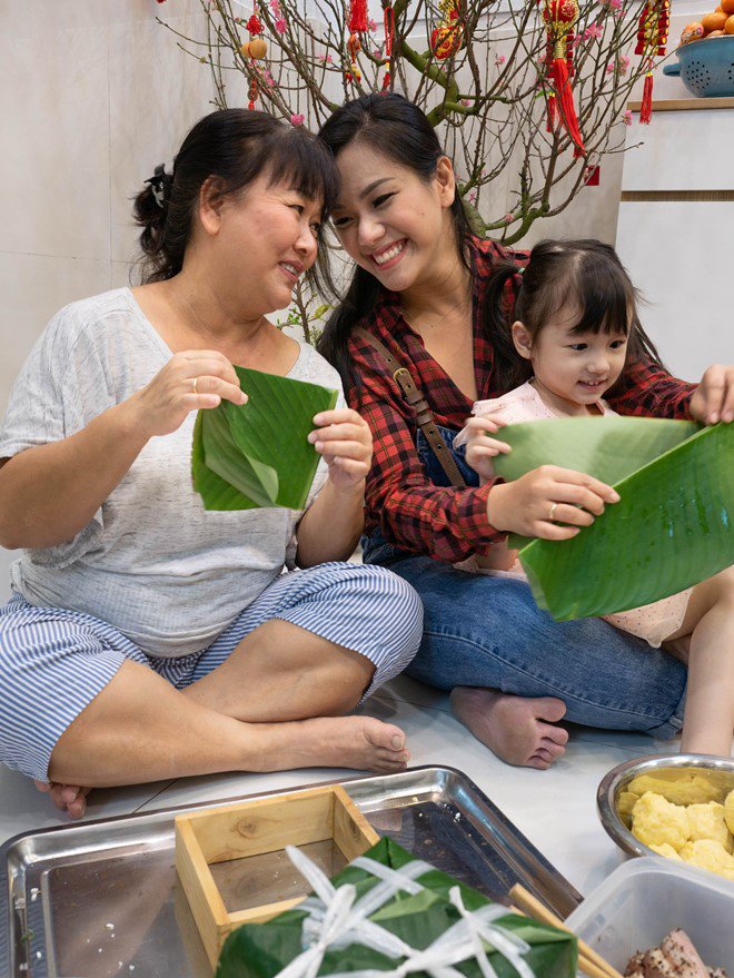 Phương Vy cùng chồng và con gái gói bánh chưng, chia sẻ cảm nhận của ông xã về Tết Việt - 8