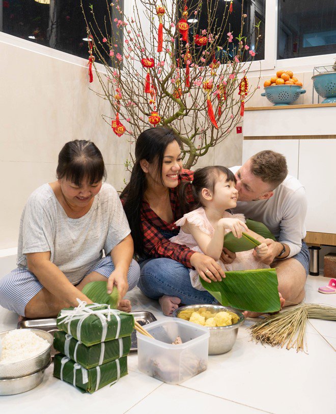 Phương Vy cùng chồng và con gái gói bánh chưng, chia sẻ cảm nhận của ông xã về Tết Việt - 5