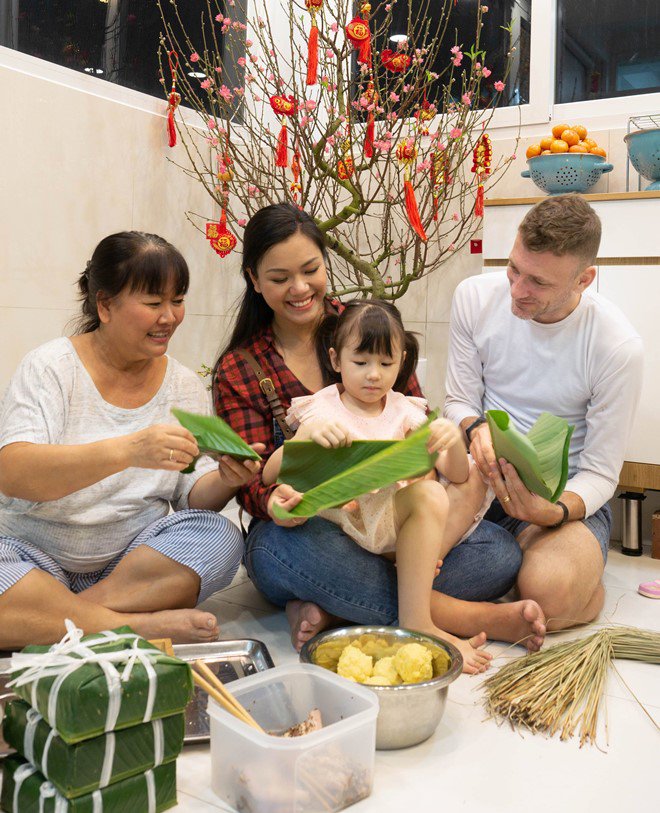 Phương Vy cùng chồng và con gái gói bánh chưng, chia sẻ cảm nhận của ông xã về Tết Việt - 1