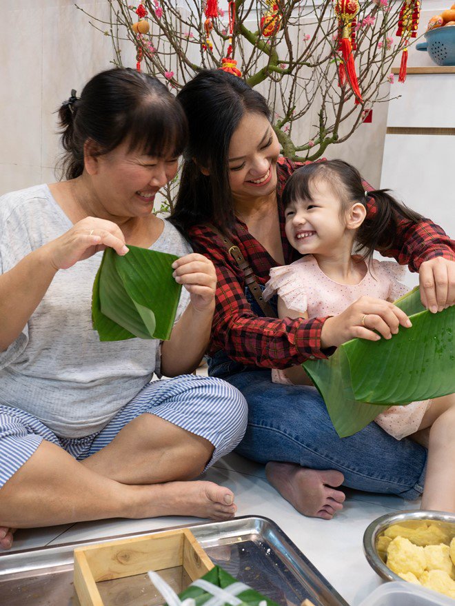 Phương Vy cùng chồng và con gái gói bánh chưng, chia sẻ cảm nhận của ông xã về Tết Việt - 2