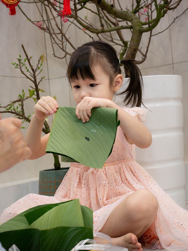 Phương Vy cùng chồng và con gái gói bánh chưng, chia sẻ cảm nhận của ông xã về Tết Việt - 4