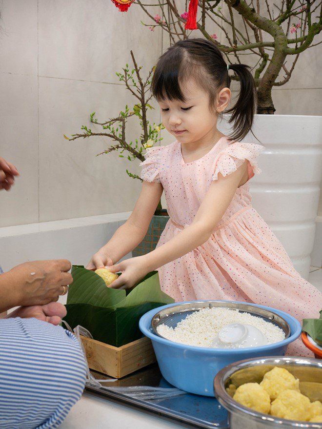 Phương Vy cùng chồng và con gái gói bánh chưng, chia sẻ cảm nhận của ông xã về Tết Việt - 3