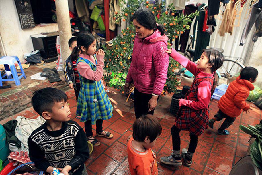 ba me sinh 14 con o ha noi: sang thap ky moi van chua thoat ngheo - 1