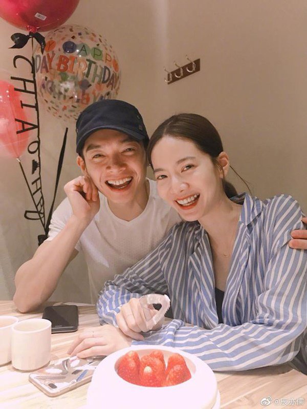 Tin hỷ 29 Tết: Nam thần Cbiz thừa nhận chuyện tình 10 năm giấu kín, tuyên bố kết hôn - 4