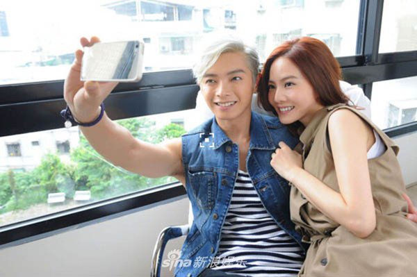 Tin hỷ 29 Tết: Nam thần Cbiz thừa nhận chuyện tình 10 năm giấu kín, tuyên bố kết hôn - 1