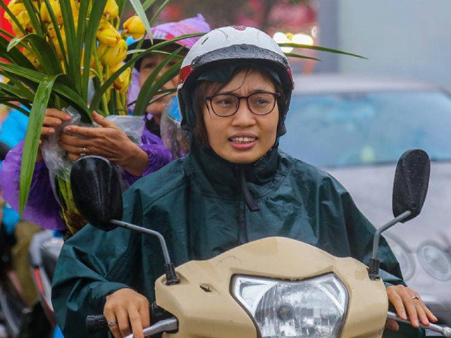 Người Hà Nội ướt đẫm mưa chen chúc giữa chợ hoa chiều 30 Tết