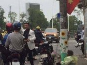 Tin tức - Ấm lòng chàng trai xin tiền giúp cụ bà xin ăn giữa mưa rét chiều 30 Tết