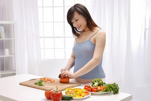 Ngày Tết dễ bị đầy bụng, mẹ bầu xử trí thế nào? - 1