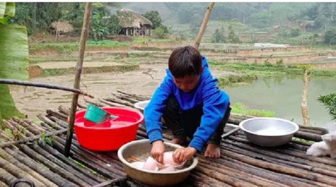 Cậu bé 10 tuổi sống cô độc trong rừng ở Tuyên Quang đón Tết thế nào? - 1