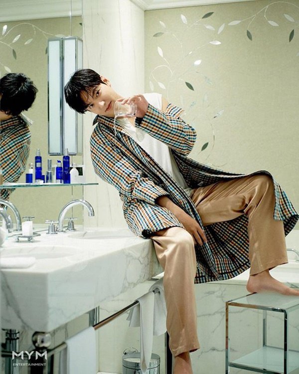 Đón năm Chuột, Lee Min Ho amp;#34;đánh cắpamp;#34; trái tim thiếu nữ với vẻ ngoài đẹp trai khó cưỡng - 1