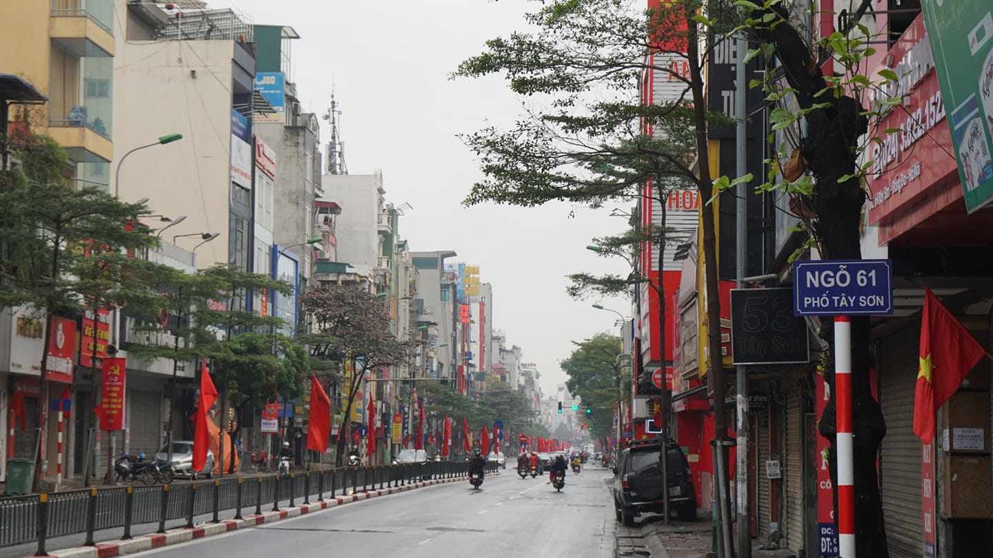 Khung cảnh thanh bình đến lạ ở Hà Nội sáng mùng 1 Tết Canh Tý 2020
