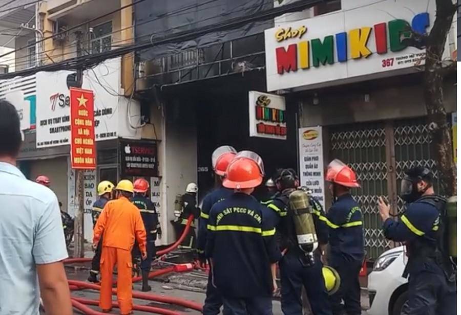 Giải cứu thành công 5 người trong căn nhà bốc cháy chiều Mồng 1 Tết - 1