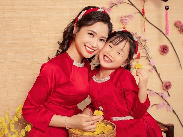 Chỉ mới 6 tuổi, con gái BTV Khánh Ly bắn ngoại ngữ cực siêu, chúc Tết bằng 21 thứ tiếng