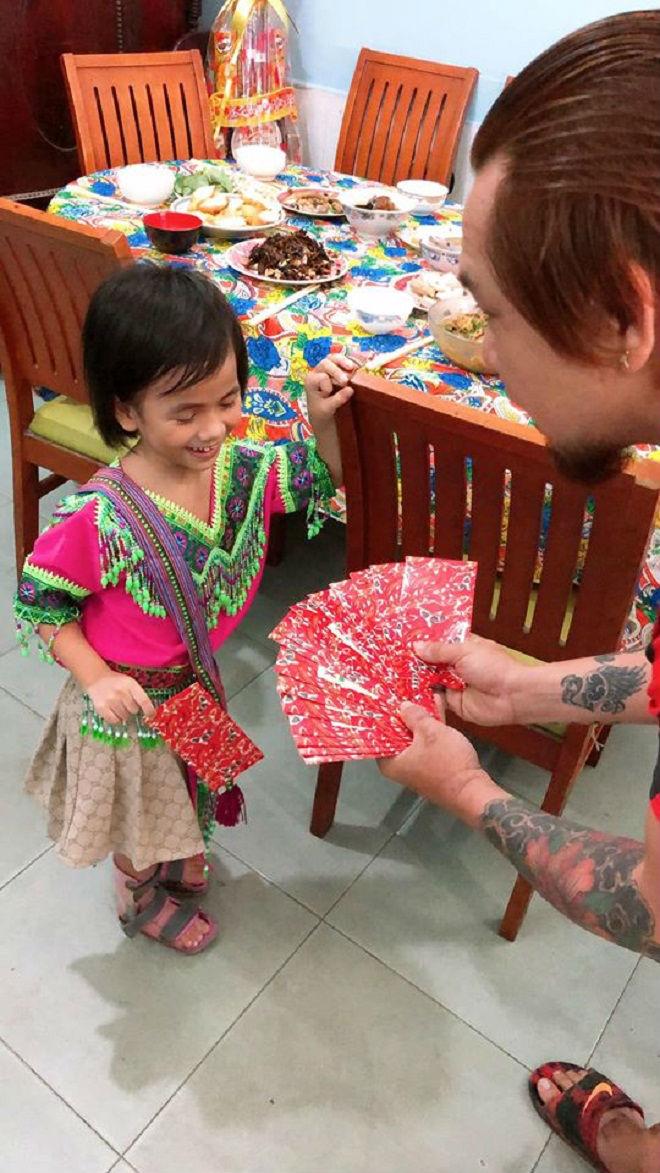 Bất ngờ hình ảnh mới của bé Pàng liệt chân, không manh áo giữa trời đông trong dịp Tết - 2