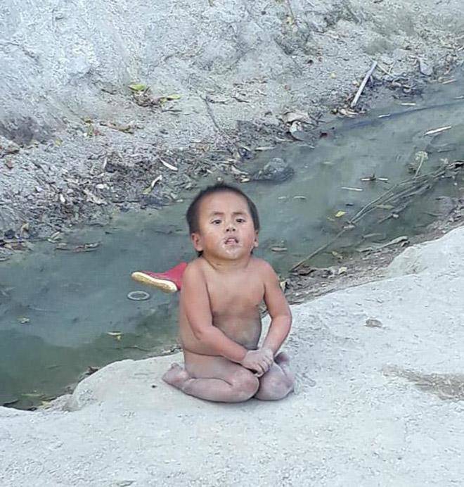 Bất ngờ hình ảnh mới của bé Pàng liệt chân, không manh áo giữa trời đông trong dịp Tết - 1