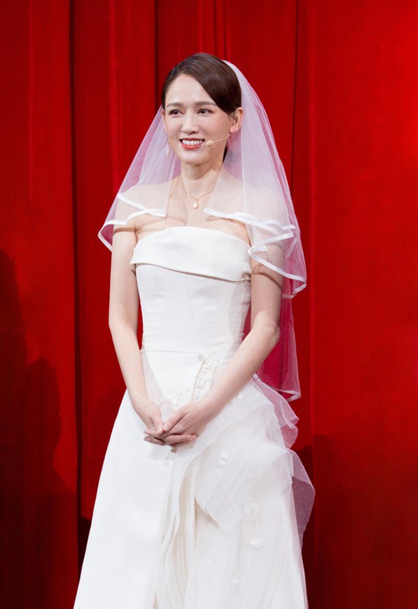 Diện váy cưới ngày đầu năm, Trần Kiều Ân khiến fan ngã ngửa khi chú rể lộ mặt - 1