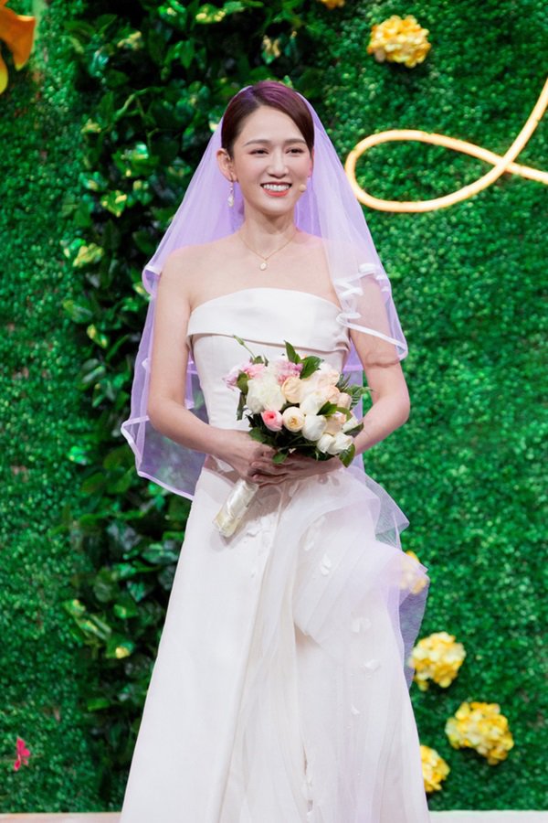 Diện váy cưới ngày đầu năm, Trần Kiều Ân khiến fan ngã ngửa khi chú rể lộ mặt - 3