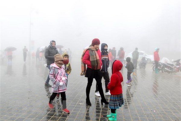 Thời tiết 4 ngày Tết: Người dân miền Bắc du xuân trong rét buốt, vùng núi cao có băng giá - 1