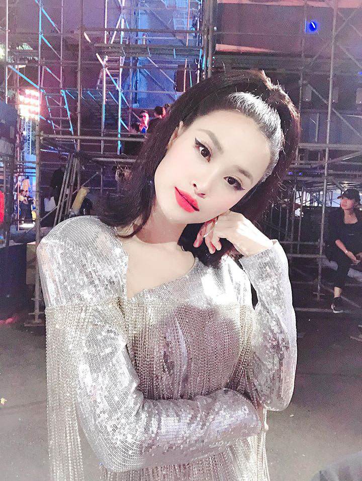 Không mắt xếch môi đậm màu, sao Việt ra phố ngày Xuân cứ amp;#34;sương sươngamp;#34; thế này là đủ đẹp - 23