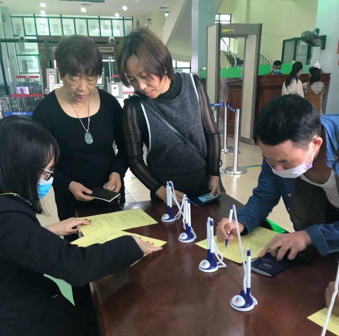 Áp dụng tờ khai y tế đối với hành khách Trung Quốc tại sân bay.