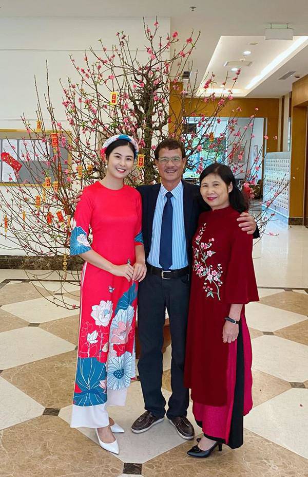 Nghi vấn HH Ngọc Hân sắp làm đám cưới, thân thiết với gia đình bạn trai amp;#34;soái caamp;#34; dịp Tết - 4