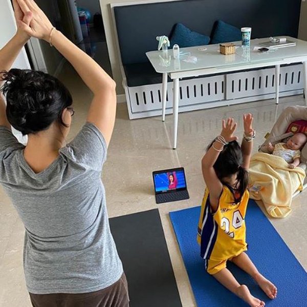 Gần 2 tháng sau sinh, Shark Linh chăm chỉ tập yoga cùng con gái amp;#34;giấu mặtamp;#34; - 2