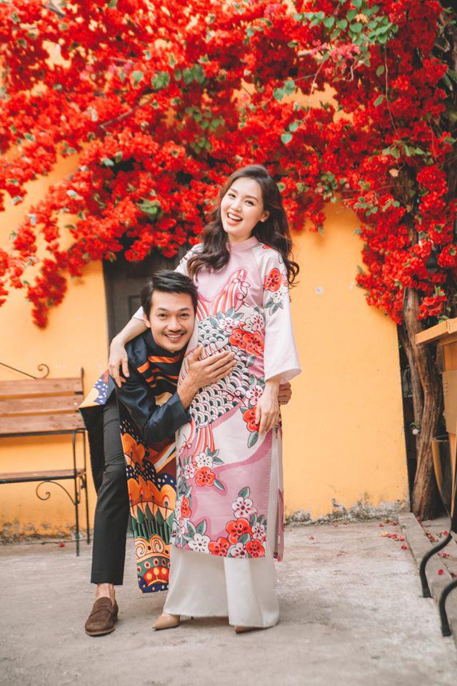 Nữ ca sĩ mỗi ngày cho chồng 200.000đ, Tết lo không chui lọt áo dài vì bầu 7 tháng - 2