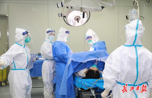 Thai phụ Vũ Hán bị nghi nhiễm viêm phổi corona, chồng van xin bác sĩ mổ bắt con - 1