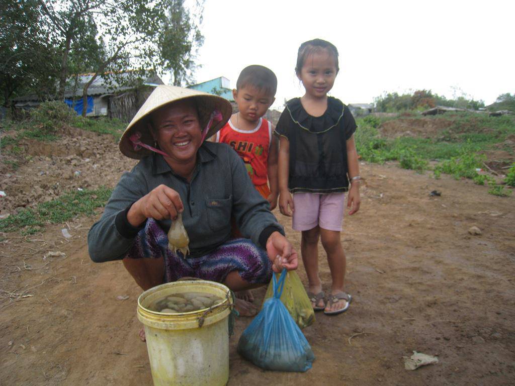 Ứa nước mắt với những “xóm mồ côi” không màng đón Tết - 4