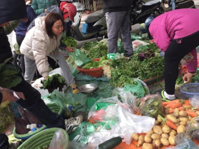 Mùng 5 Tết: Rau xanh tăng giá gấp 3-4 lần vẫn cháy hàng, hải sản tươi sống đắt khách