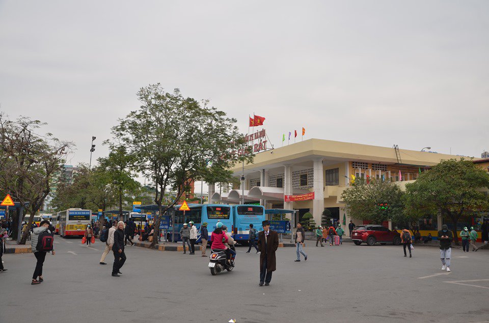 Ngày hôm nay (29/1, mùng 5 Tết) là ngày nghỉ cuối cùng của kỳ nghỉ a classTextlinkBaiviet hrefhttps://eva.vn/tet-nguyen-dan-p2492c73.htmlTết Nguyên đán/a Canh Tý năm 2020. Chính vì vậy, nhiều người dân đã bắt đầu đổ về Thủ đô Hà Nội để chuẩn bị cho buổi đi làm đầu tiên trong năm (ngày mai 30/1, mùng 6 Tết).