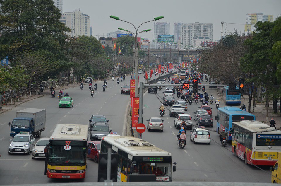 Ghi nhận của phóng viên, nhiều tuyến phố của Hà Nội cũng thông thoáng, không xảy ra ùn tắc kéo dài. Lúc 15h chiều, tuyến đường Ngọc Hồi (đoạn gần bến xe Nước Ngầm) khá thông thoáng các phương tiện qua lại.