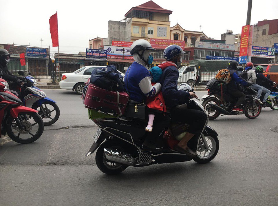 Nhiều người dân mang theo đồ đạc lỉnh khỉnh khi trở lại Thủ đô.