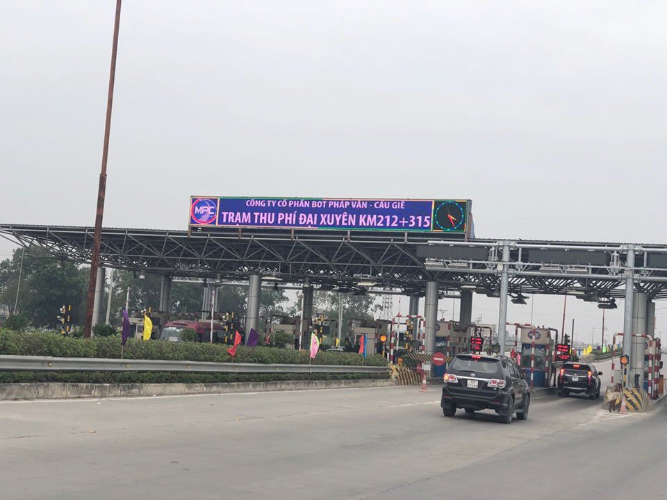 Tại trạm thu phí Pháp Vân- Cầu Giẽ cũng thông thoáng phương tiện, không xảy ra tình trạng ùn ứ kéo dài.