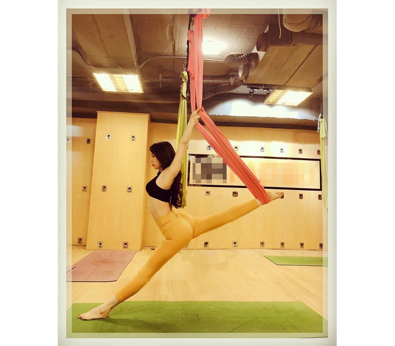 Bên cạnh bộ môn yoga cơ bản, Quỳnh Nga còn tập thêm yoga trên dây, tăng cường sức mạnh cơ bắp và tạo sự dẻo dai cho cơ thể.

