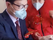 Tin tức - Đám cưới giữa mùa virut corona: Cô dâu chú rể đeo khẩu trang, không một ai đến dự