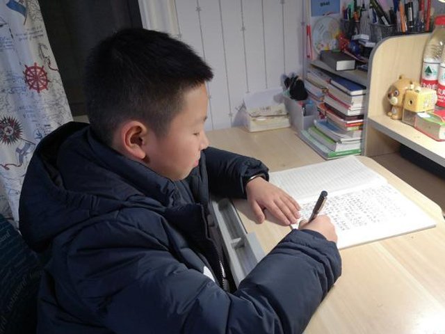 Nhật ký xúc động của bé trai lớp 4 gửi mẹ là bác sĩ điều trị bệnh nhân nhiễm Corona