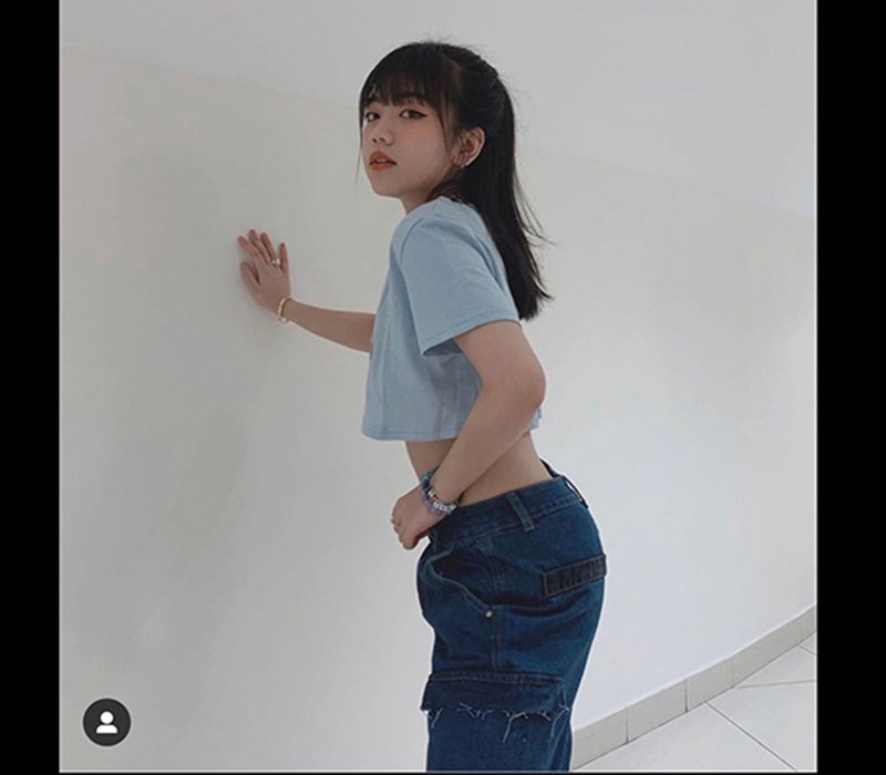 Quần jeans và crop top cũng là bộ đôi thời trang cứu cánh cho những cô nàng chân ngắn nữa đấy! 
