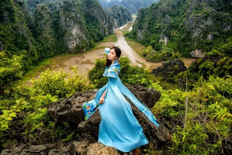 Mới đây, bộ ảnh của cô gái Vũ Trần Bảo Nguyên đã nhanh chóng 'gây sốt' cộng đồng mạng bởi hình ảnh vô cùng lãng mạn và nên thơ.
